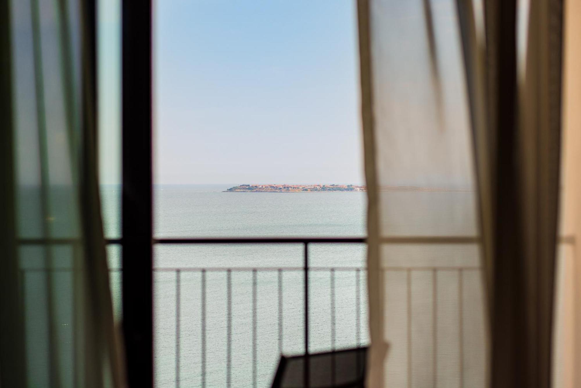 Secrets Sunny Beach Resort & Spa (Adults Only) 外观 照片 View of the Gulf of Naples from the hotel