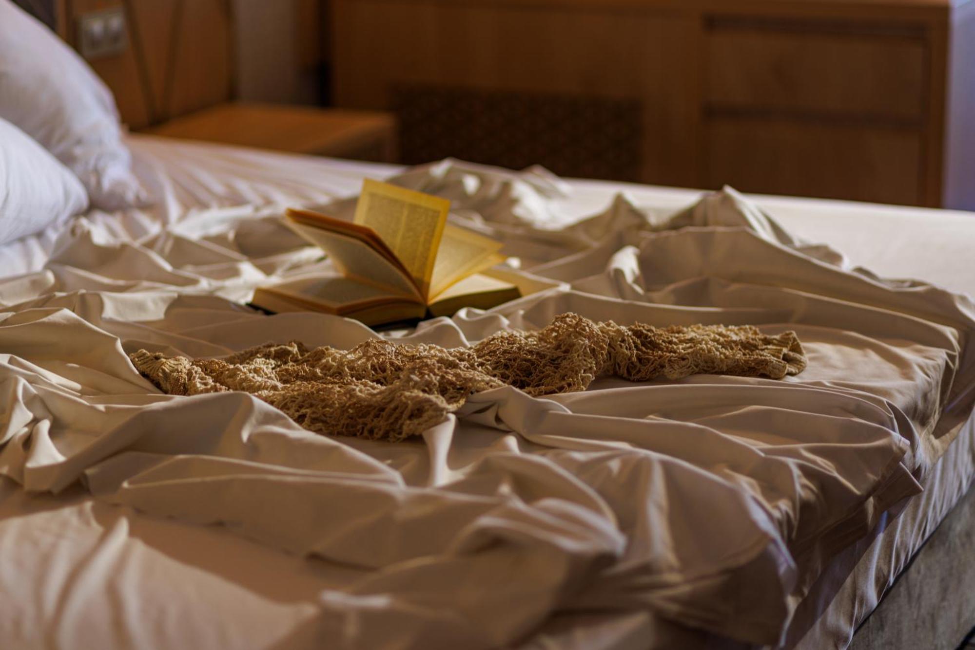 Secrets Sunny Beach Resort & Spa (Adults Only) 外观 照片 A bed with a book and a cat